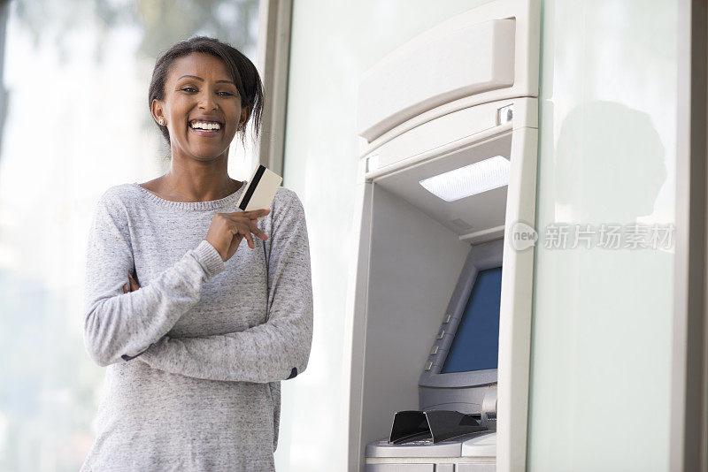 借记卡/信用卡持卡人出示支付卡，使用银行自动取款机服务。